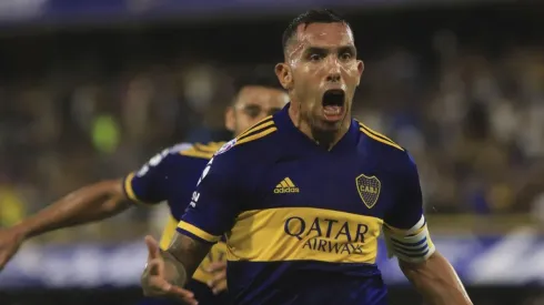 Foto de Carlos Tevez celebrando su gol ante Gimnasia.