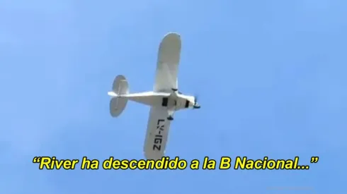 Video: pagó una avioneta para que pase el audio del descenso de River