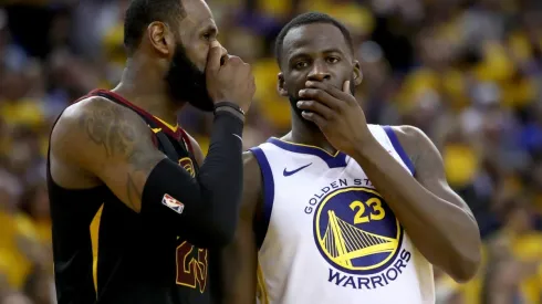 LeBron James junto a Draymond Green (Getty)