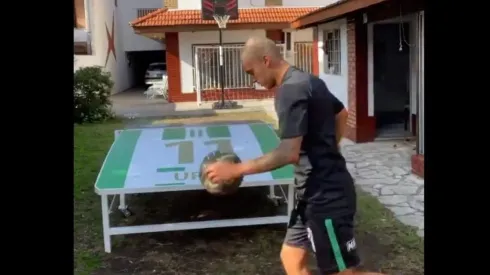 Agustín Urzi haciendo locuras en su casa.
