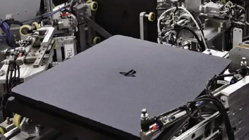 Reportan que los robots inteligentes de Sony arman una PS4 ¡en 30 segundos!