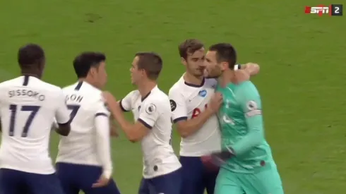 Fuerte cruce entre los jugadores de Tottenham.