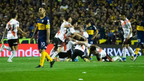 Foto de Carlos Tevez y los jugadores de River atrás.