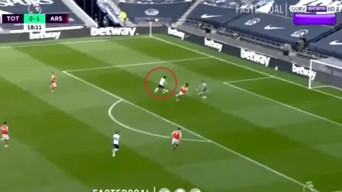 Arsenal le regaló la pelota y Son se la picó al arquero del Arsenal