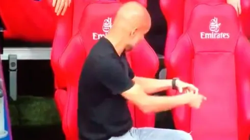 Video: captaron a Guardiola ¿hablando con un amigo imaginario?