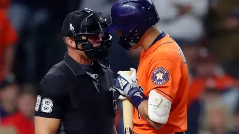 Coach de los Astros dice que perdieron la Serie Mundial por un umpire