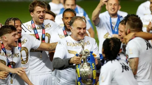La mejor despedida de la Championship: Leeds goleó y Bielsa levantó la copa