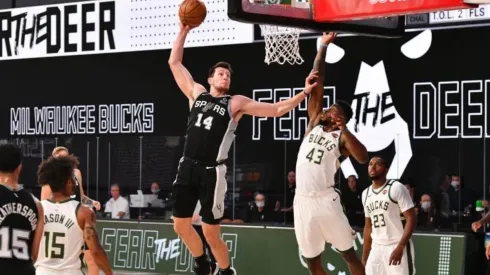 Drew Eubanks y Thanasis Antetokounmpo