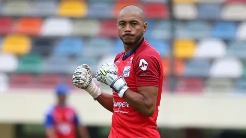 Manuel Heredia ataja en Carlos A Manucci.