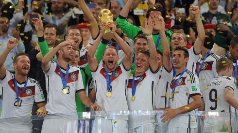 Höwedes levantando el trofeo. (Getty)