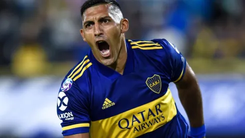 Ramón Ábila festejando un gol en Boca.