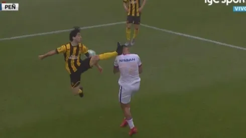 La patada voladora de Matías Britos.