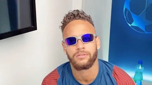 Neymar se puso lentes, agarró el trofeo de MVP y metió un fotón en Instagram