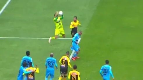 Raúl Fernández soltó la pelota sin que nadie lo incomode.