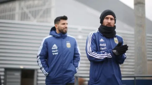 DE SELECCIÓN. Messi con Agüero en el predio del City... ¿volverá? (Foto: Getty).