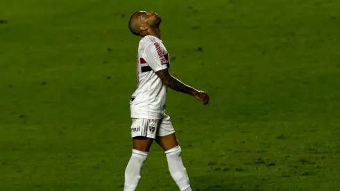 Dani Alves deberá ser operado y no llegaría a jugar contra River