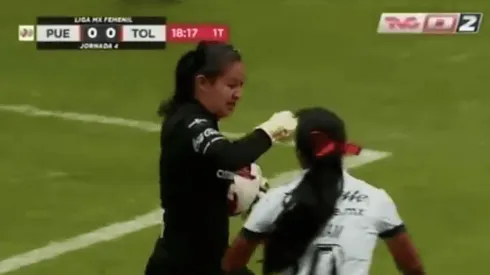 Portera de Toluca agrede a rival de Puebla (Captura)