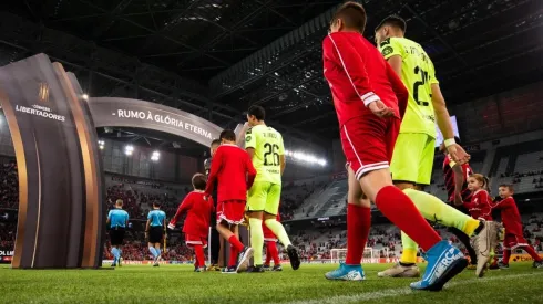 Foto de los jugadores de Peñarol saliendo al campo en la Copa Libertadores.