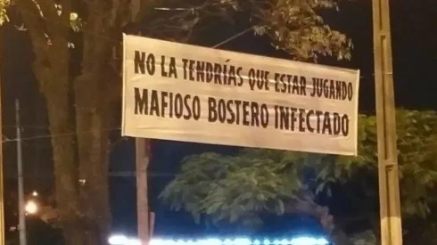 Los hinchas de Libertad recibieron a Boca con un cartel muy picante