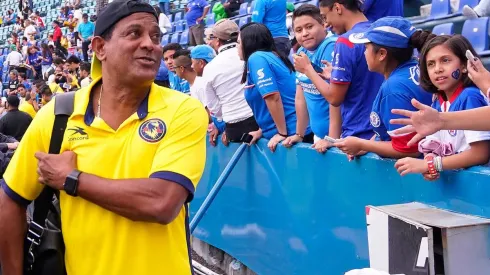 El Negro Santos calentó la previa de los Clásicos (JAM MEDIA)