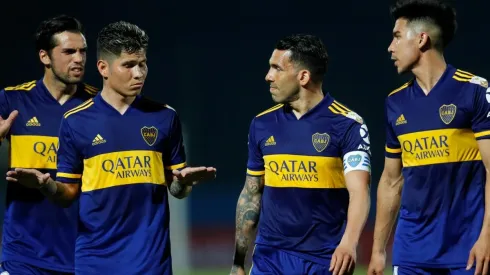 Foto de Carlos Tevez con sus compañeros de Boca.