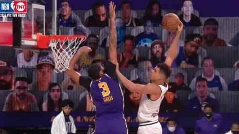 Lo mandó a la escuela: Davis y un tapón descomunal a Michael Porter