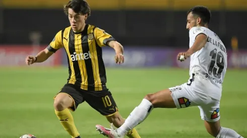 Facundo Pellistri con la camiseta de Peñarol.