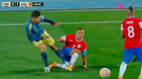 La dura entrada de James Rodríguez sobre Alexis Sánchez en el Chile vs. Colombia.