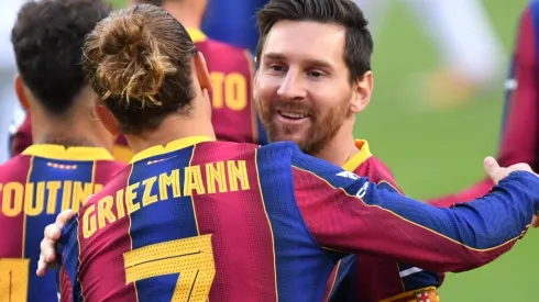 Lionel Messi y Antoine Griezmann celebrando un gol con el Barcelona (Getty Images)