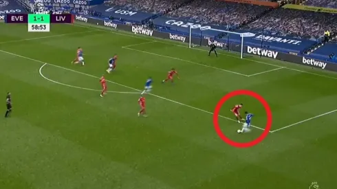 Uno de los pases de James que se robó el show en el derbi de Merseyside.