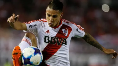 Carlos Auzqui con la camiseta de River.