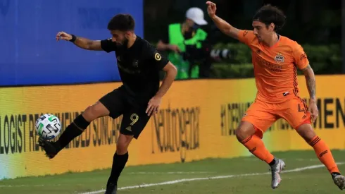Diego Rossi de Los Angeles FC (izquierda) controla el balón ante Zarek Valentin de Houston Dynamo (Getty).