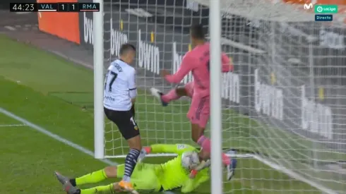 Y un día, el VAR fue contra el Madrid: al Valencia le dieron un gol milimétrico para darlo vuelta