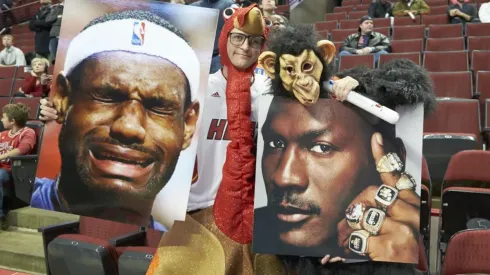 Pancartas de LeBron James y Michael Jordan