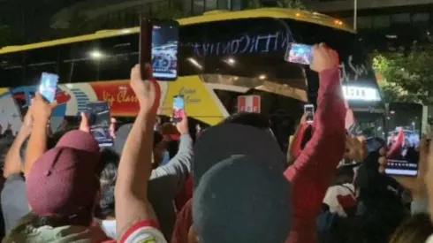 Selección peruana fue recibida por peruanos que viven en Santiago.