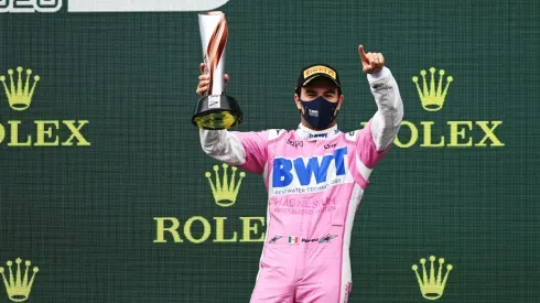 Checo Pérez celebra en el podio del Gran Premio de Turquía