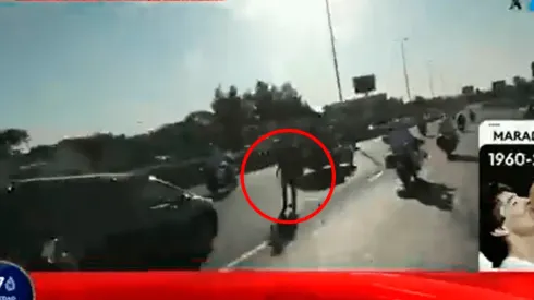 Video: el auto donde viajaba el cuerpo de Diego "gambeteó" a un hombre en la autopista