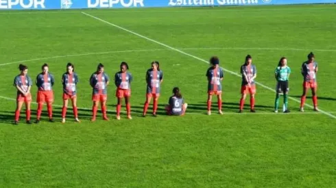 Ella se sentó en el minuto de silencio por Maradona y su equipo perdió 10 a 0