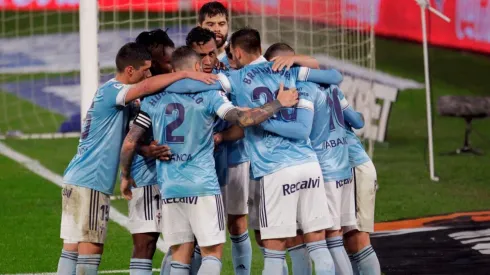 Renato Tapia juega solo en la primera linea de volantes.