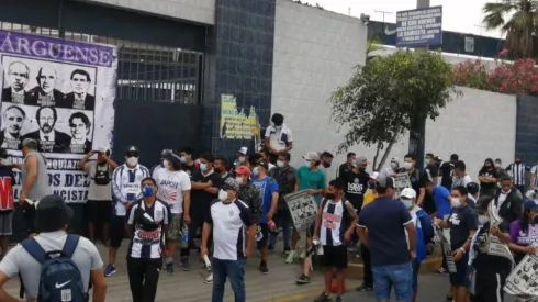 Hinchas de Alianza Lima se hicieron presente en los exteriores de Matute.