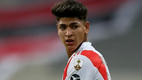 Jorge Carrascal con la camiseta de River.