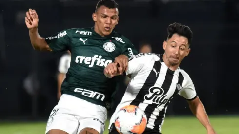 Gabriel Verón enfrentando a Libertad de Paraguay.