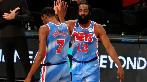 Kevin Durant y James Harden (Foto: Getty)