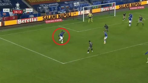 Lujo hermoso de James: pase de rabona que por poco es un golazo