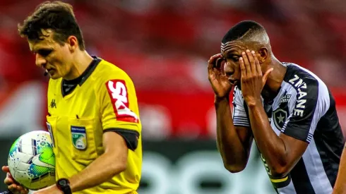 Kanu continuará en Brasil.