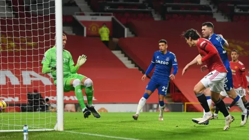 Mitad del gol fue de Rashford: Cavani marcó el 1-0 para el United ante Everton