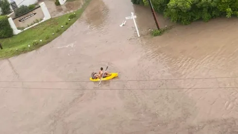 La gente decidió hacer kayak en el agua.