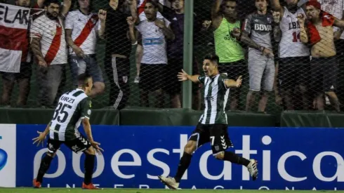 Agustín Fontana festejando un gol ante River.