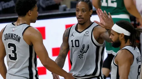 Keldon Johnson, DeMar DeRozan y Patty Mills