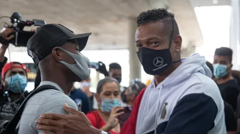 En medio de lágrimas Fredy Guarín recibió a Felipe Román en el aeropuerto